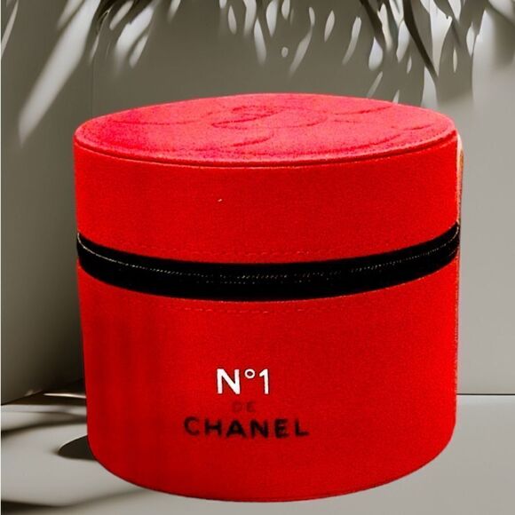 CHANEL No 1  BEAUTY VANITY CASE ROUND MAKEUP BAG RED VELVET - Picture 1 of 5